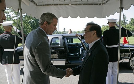 President George W. Bush shakes hands with Prime Minister Phan Van Khai of Vietnam as he departs the White House Tuesday, June 21, 2005. During the two leaders' meeting, President Bush expressed strong support for Vietnams accession to the World Trade Organization and accepted the Prime Minister's invitation to attend the 2006 APEC Summit in Vietnam. White House photo by Eric Draper